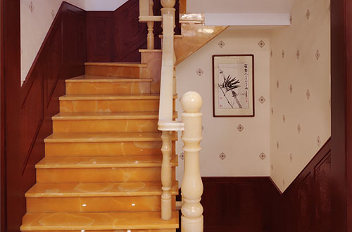九台中式别墅室内汉白玉石楼梯的定制安装装饰效果